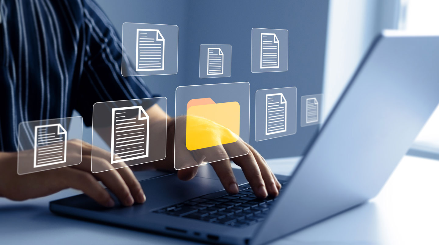 Deux professionnels échangeant discrètement autour d'une tablette dans un bureau moderne lumineux, sans regarder la caméra