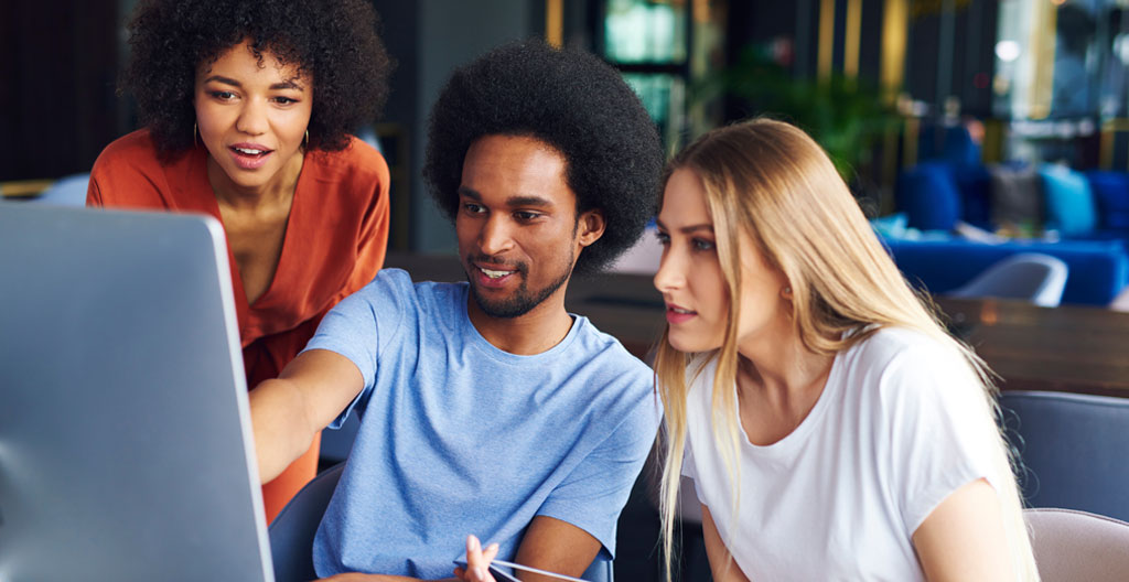 Formateur présentant les fonctionnalités d'une plateforme de recommandé électronique à trois collaborateurs attentifs dans une salle de réunion moderne française, écran de projection affichant l'interface en français
